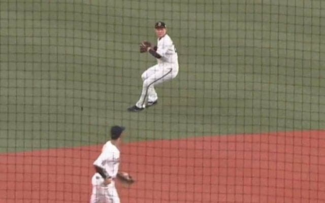 守備位置深すぎ？　遊撃後方からノーバン送球…19歳の“鬼肩”が「坂本と同じくらい」