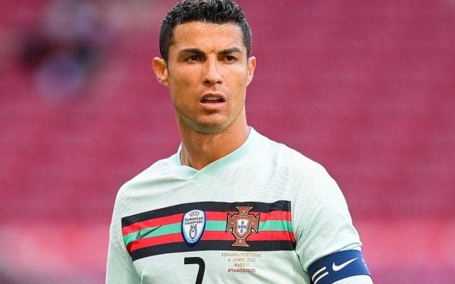 女の子にユニフォームをプレゼントしたC・ロナウド、実は相手GKと交換の約束をしていた？