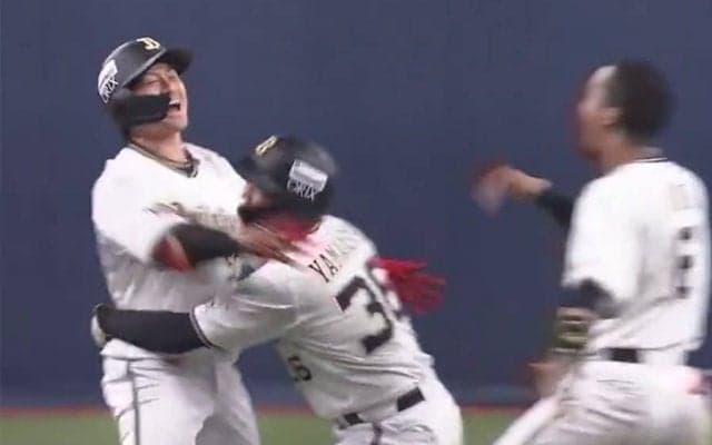 痛恨ミスに天を仰いだオリ中嶋監督　直後の“神采配連発”に称賛「球界史に残るレベル」