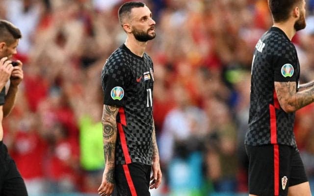 クリアが顔面に当たってオウンゴール…ブロゾビッチが赤面ミスに“自虐”