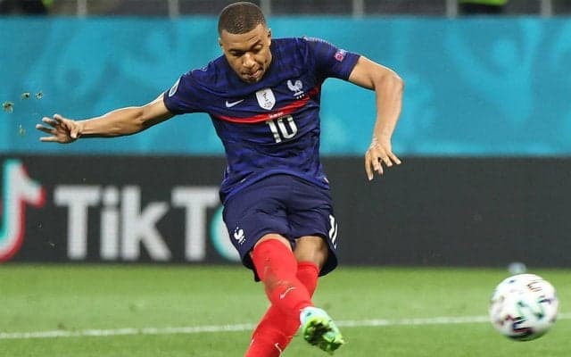 「少なくとも20回見た」W杯予選の前日練習でムバッペが奇想天外なシュートでネットを揺らす