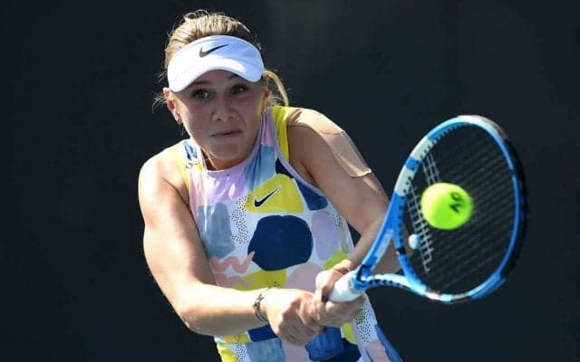 20歳選手がイエローのビキニでバハマのビーチを堪能！