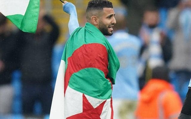 人気者はつらい?!試合後、マフレズがジブチの選手たちから自撮り攻めに「アフリカを団結させた」