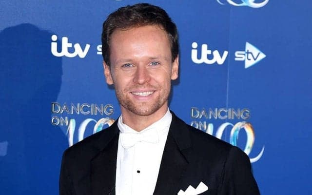 NHK杯熱戦の裏で…ISU解説者の熱烈な“取材姿勢”に海外笑撃「君は本当に面白いね」