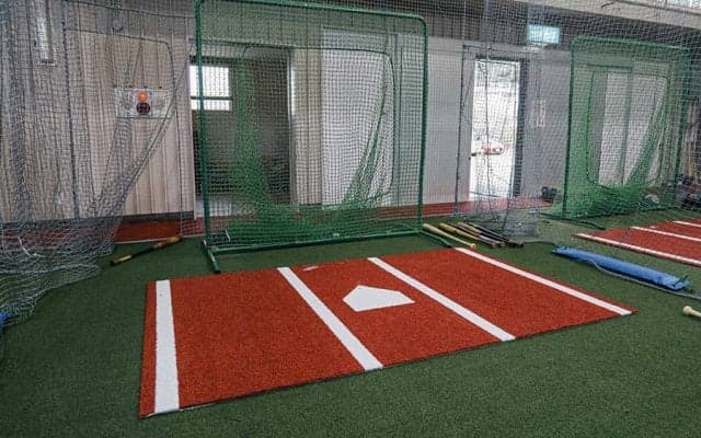 子どもたちに「成功体験」を　閉校利活用で野球室内練習場を作った大人たちの覚悟