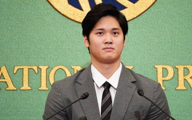 【MLB】大谷翔平、爽やかグレースーツ姿で登場　歴史的1年を総括「試合数をこなした」