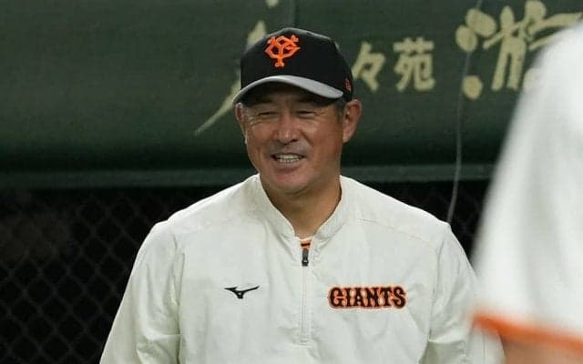 14年ぶり“青服姿”は「夢じゃないんだ」　DeNA復帰石井琢朗氏に「やっぱ青似合ってる」