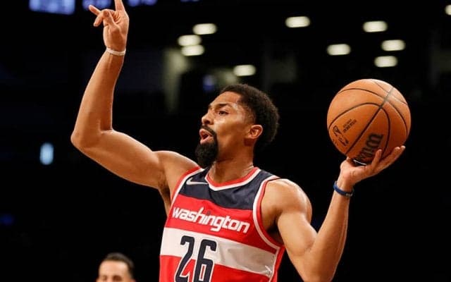 好調続くウィザーズ、ディンウィディーはクーズマに「それはノールックでは…」