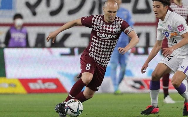 イニエスタの息子、ドリブルフォームが父親を彷彿!? ほっこり親子ショットも