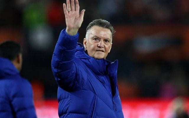 監督がW杯予選の大一番前に滑って転倒し腰強打で病院へ…翌朝、意外な方法でトレーニング場に登場