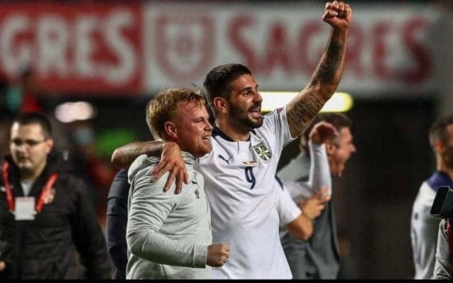 「C・ロナウドへのメッセージだ」ポルトガルをプレーオフ送りにしたセルビアFW、“コカ・コーラ”でW杯出場を喜ぶ