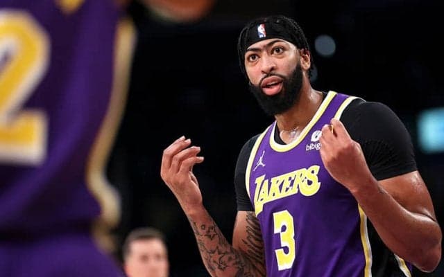 ブルズ戦で起きた悲劇、デイビスが靴紐を結んでいる最中に退場を宣告される