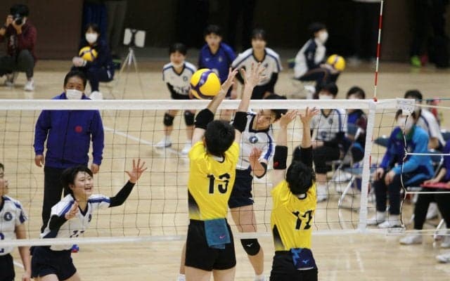 女王に逆転負け　クラーク記念国際１期生9人の〝バレーボール旅〟が終結
