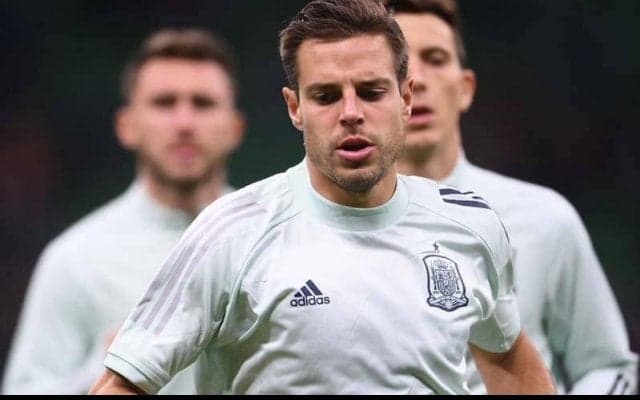 イブラヒモビッチから唐突なショルダータックルを食らったアスピリクエタが反応、わざわざ該当シーンの動画を引用