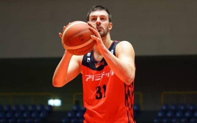 昨季三遠でプレーしたステヴァン・イェロヴァツが練習中に脳卒中で倒れる