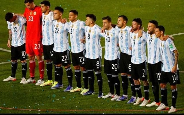 アルゼンチン代表が不整脈のアグエロに励ましのメッセージ！メッシらがバナーを掲げる