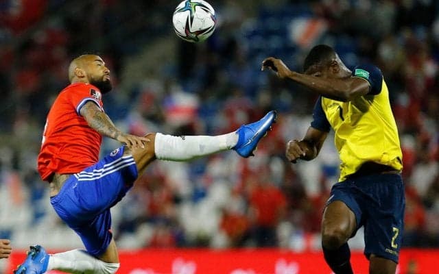 戦慄のカンフーキックが顔面にクリーンヒット…チリ代表MFビダルが危険なプレーで一発退場