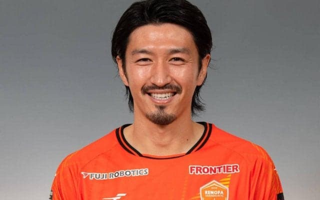 山口のDF渡部博文に第二子誕生、親子3ショットで喜び「ひきつづき渡部ファミリーをどうぞよろしく」