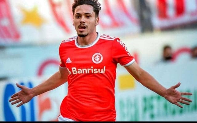 試合中のリフティングでイエローカード…ブラジルでも“美しいプレー”は終わったのかと物議