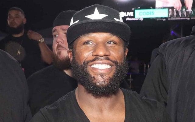 父親メイウェザー、22歳誕生日の長男と“親子2ショット”に反響「キュートな息子！」