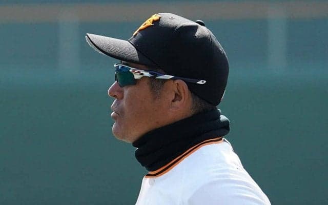 ゴロ捕球の正しい形は？　DeNA石井琢朗コーチが期待の若手に伝授したイロハ