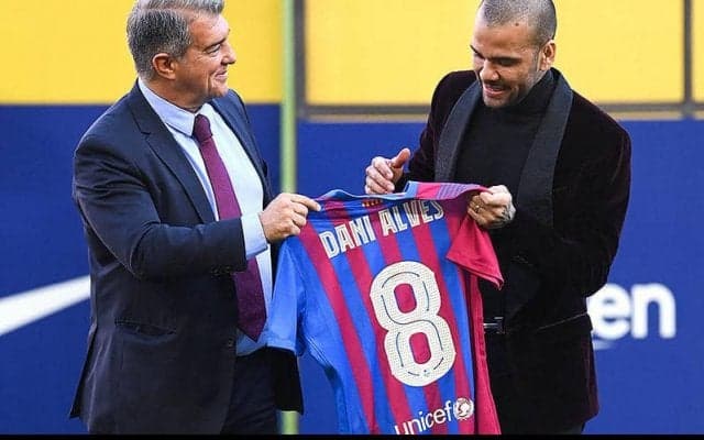 バルサ再入団会見のダニ・アウベス、ジャケットにビーチサンダルを合わせたワケとは