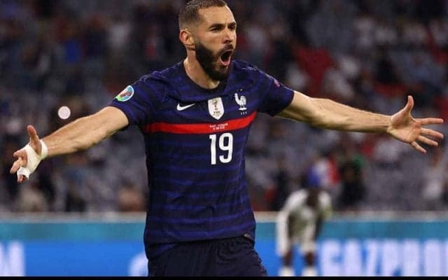 ベンゼマがプライベートジェットで帰国、優雅な1枚にファンも羨望「乗ってみたい」「キング」