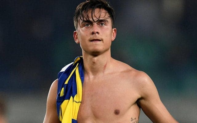 ユベントスの10番・ディバラがファッション誌の表紙モデルに、素肌に白シャツで色気漂う一枚に