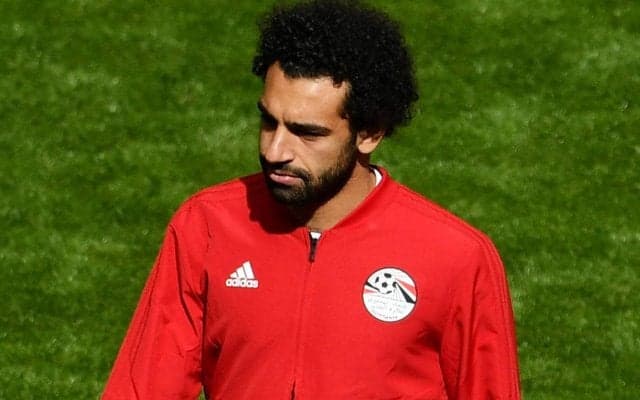 「王を守れ」次々とユニ交換を求められるサラー、断り続けるも止まらず警備員まで登場