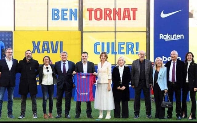 「バルサは契約を」新監督チャビが子供たちとカンプ・ノウでボールを蹴る光景に「微笑ましい」