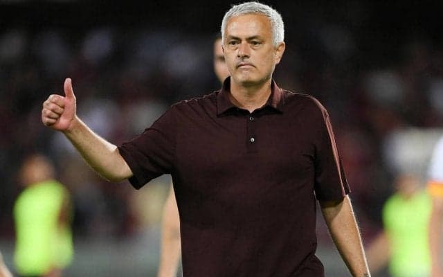 モウリーニョ監督が新車をゲット！ ヒュンダイの電気自動車を笑顔で2ショット