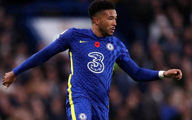 シュールすぎやしないか？ 妹のデビューを見守るR・ジェームズ、無表情でただただ手を叩くのみ