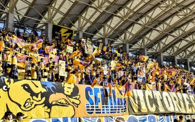 降格に激怒した仙台サポーターが長時間の「選手バス囲み」！ バスが「発車した時間」