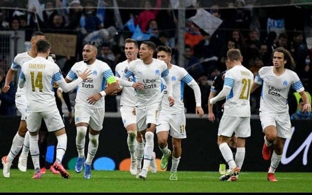 リーグも「強く非難する」と声明、頭部に中身入りのペットボトルが直撃…マルセイユMFパイエの負傷で試合打ち切り