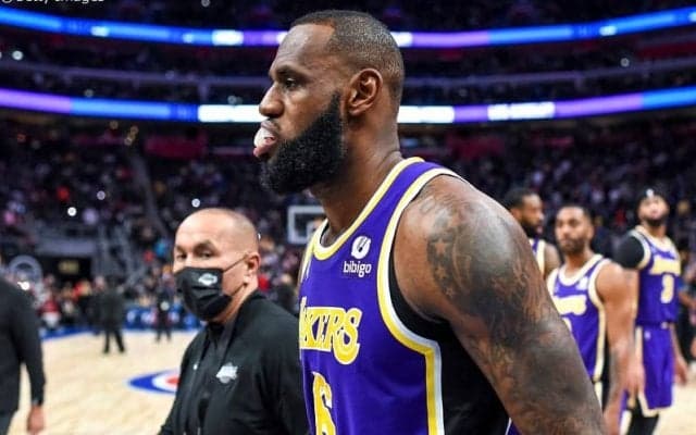 レイカーズがピストンズに逆転勝利…危険なプレーで退場となったレブロンをADが擁護