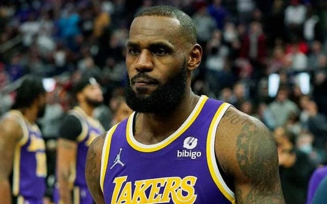 【NBA】まさかのレブロン退場　流血を呼んだ“危険プレー”に米賛否「汚いプレー」「偶然だ」