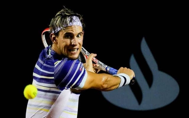 ティームがコートに戻る。片手バックハンド炸裂！