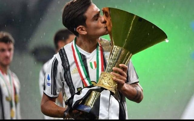 男子テニス優勝のズベレフをユベントスのディバラも祝福！トロフィーも持たせてもらう