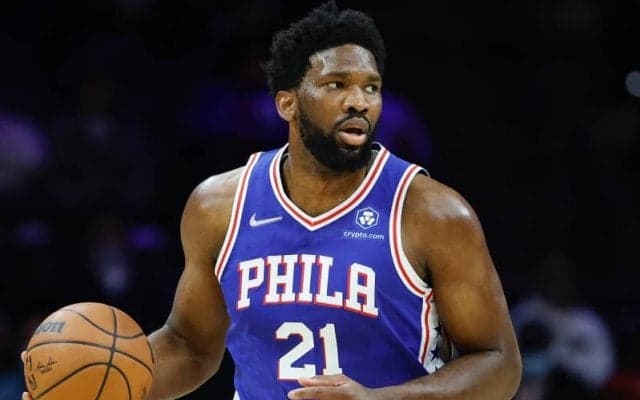 新型コロナ陽性で離脱のジョエル・エンビード、28日のウルブズ戦で復帰へ