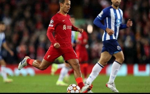 「重力どこ行った」リバプールMFチアゴの“股抜き”ドライブボレーに衝撃「バウンドしてないのか」