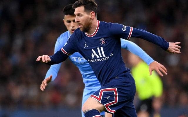 ピッチに侵入した少年が一直線に向かった相手は、メッシやネイマールではなく…