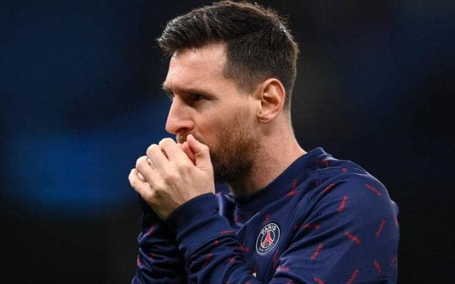 まるで駄々をこねる子供…ピッチに侵入したファン、警備員に捕まるも必死の抵抗を見せる