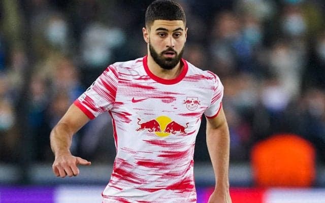 投げ入れられたカップをライプツィヒDFがナイスクリア! 体を張ってチームメイトを守る