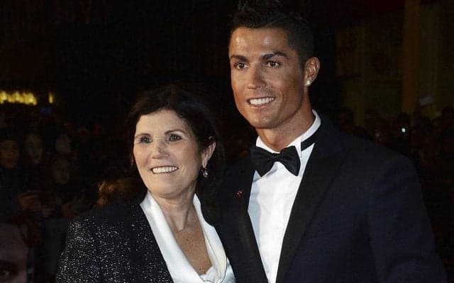 C・ロナウド母がCLでタオマフぶん回し熱すぎる応援！ ただ、そのチームはユナイテッドにあらず