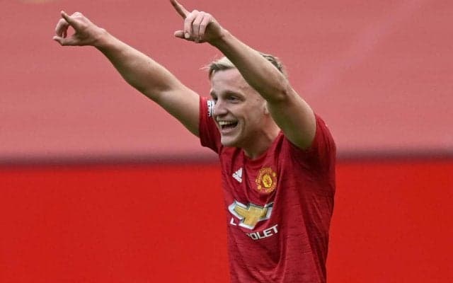 ベルカンプ娘とファン・デ・ベークがキックで赤ちゃんの性別発表！ユナイテッドメンバーたちからも反応続々