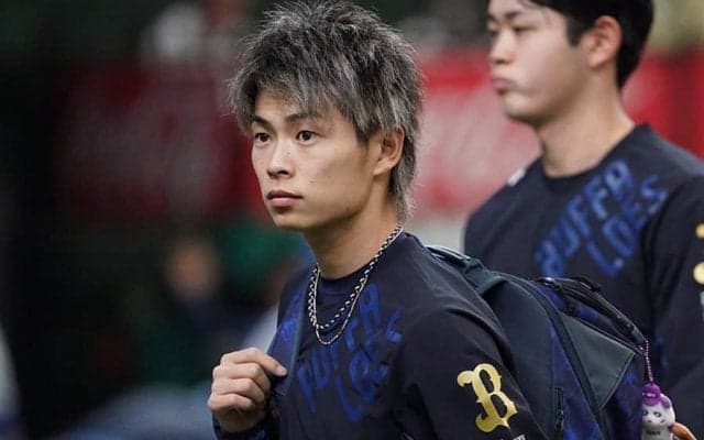 「可愛がられてる」「惚れてまう」オリ山岡が満面笑み、指揮官からの“頭なでなで”