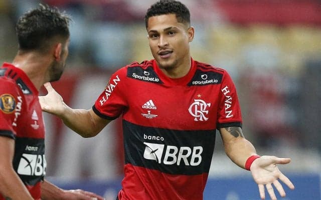 ブラジル1部で\"珍事\"発生、ショーツを上げ過ぎて\"ボール\"が露出「チャオ」「VARが見てなくてよかった」