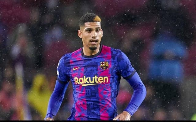 センターバックとの契約交渉進まないチェルシー、バルセロナDFアラウホに関心か