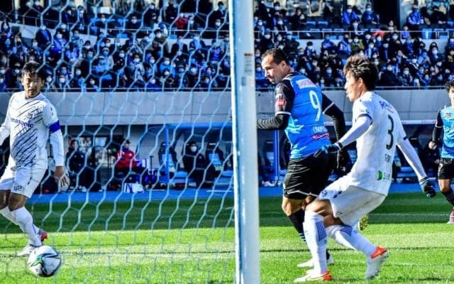 川崎「契約延長」ダミアンが見せた「泣ける行動」！キックオフ直前に等々力競技場が拍手喝采！ 