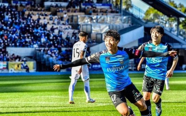 川崎フロンターレイレブンとJ3のマスコットが等々力最終戦で一緒にあいさつ！ その「優しすぎる理由」